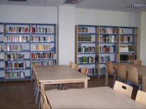 Biblioteca Municipal (sala de consulta y estudio)